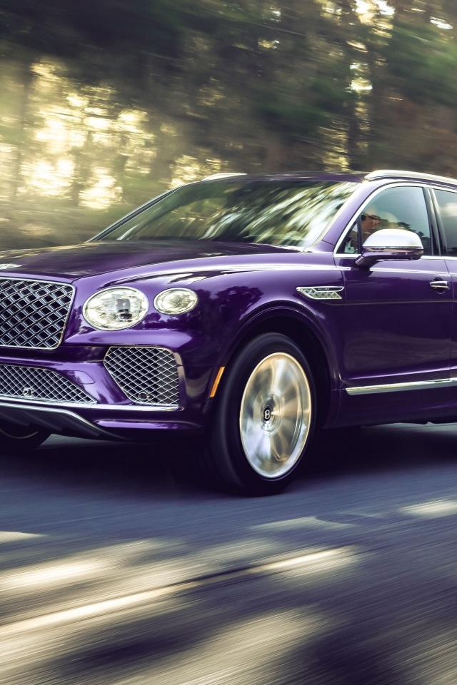 Автомобиль Bentley Bentayga EWB Mulliner 2024 года на дороге