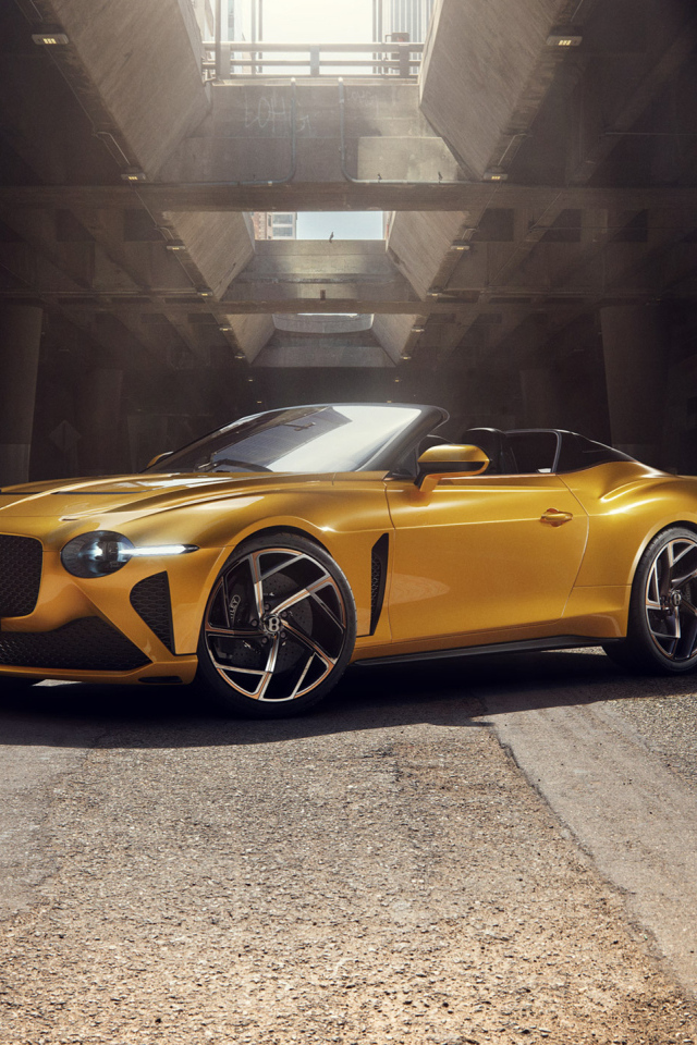 Красивый золотистый автомобиль Bentley Bacalar