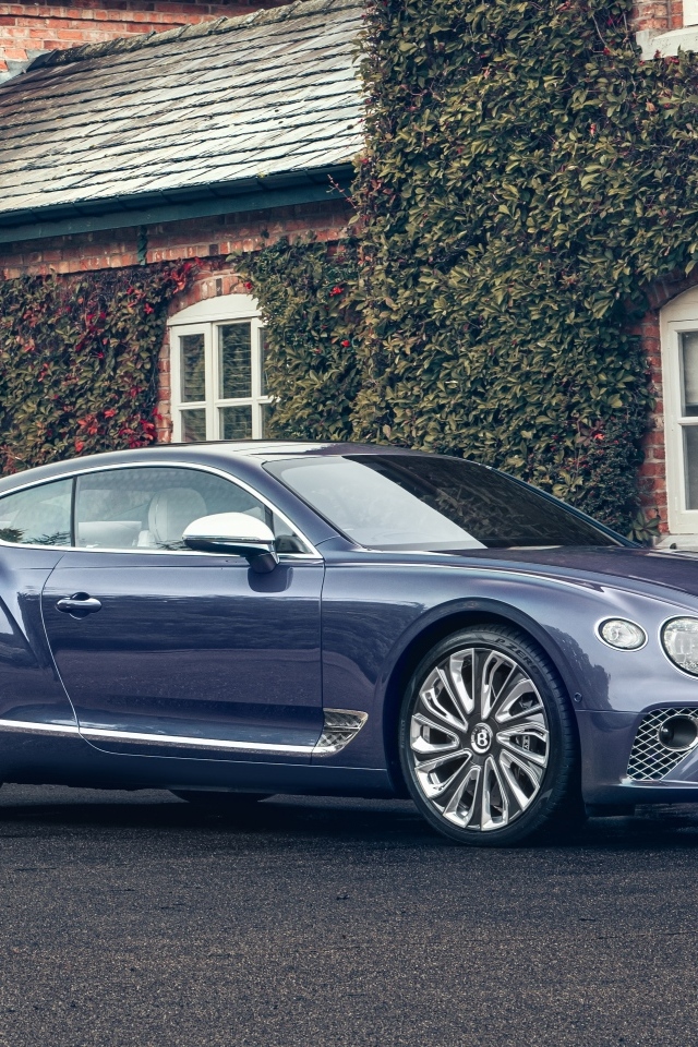 Автомобиль Bentley Continental GT Mulliner у дома