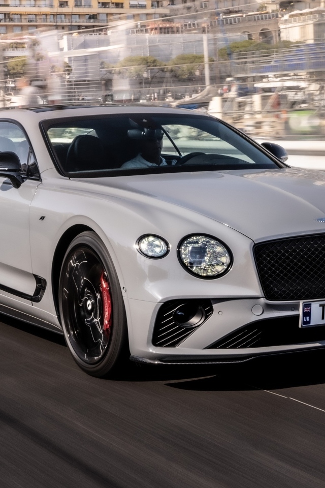Автомобиль Bentley Continental GT S на дороге
