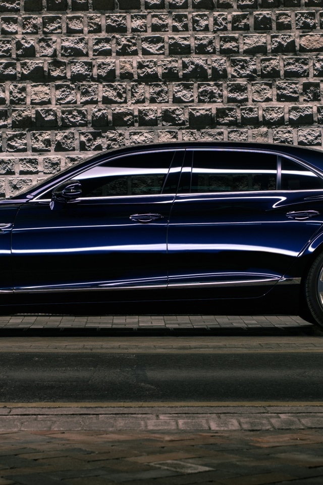 Автомобиль Bentley Flying Spur V8 вид сбоку