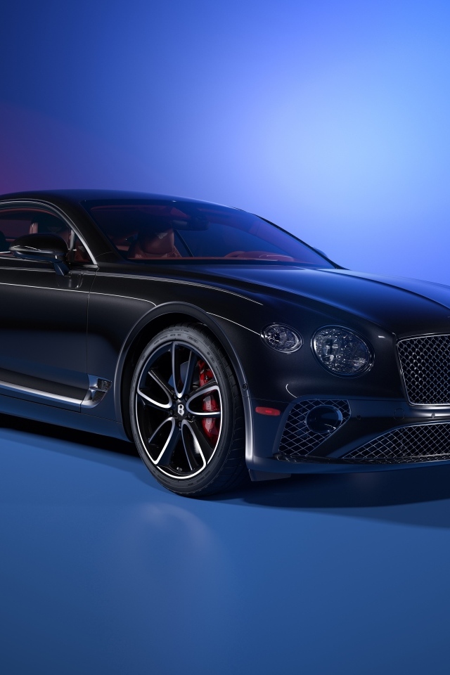 Черный автомобиль Bentley Continental GT на синем фоне