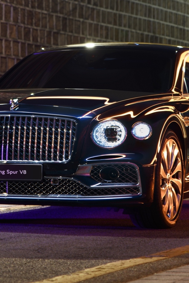 Черный автомобиль Bentley Flying Spur V8