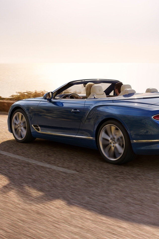 Синий кабриолет Bentley Continental GT