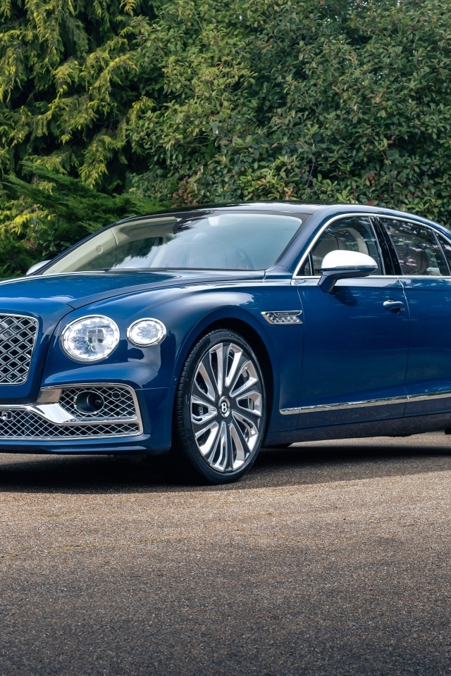 Синий автомобиль Bentley Flying Spur Mulliner