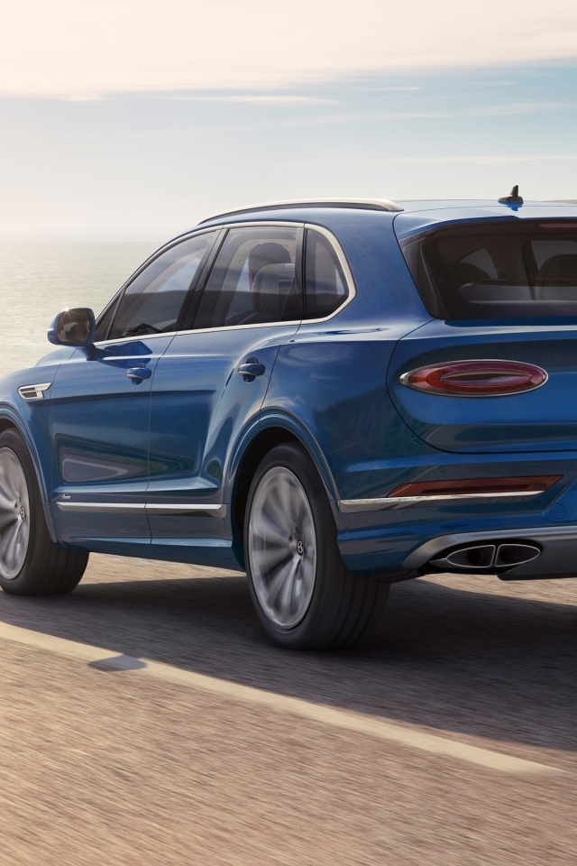 Синий внедорожник Bentley Bentayga Azure вид сзади