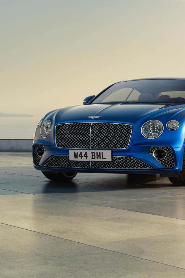 Синий дорогой автомобиль Bentley Continental GT