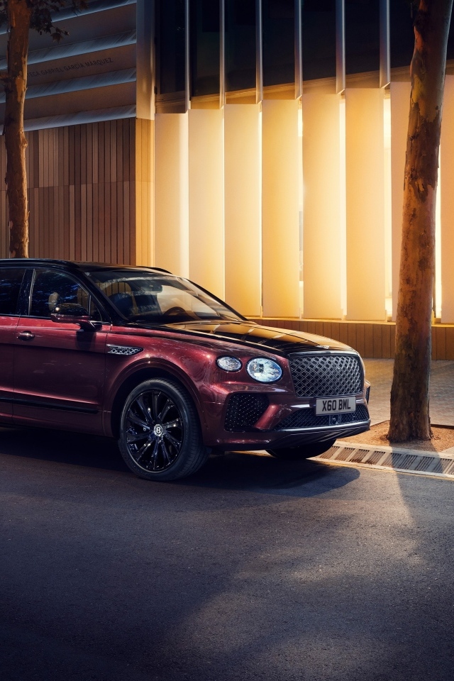 Бордовый внедорожник Bentley Bentayga EWB Mulliner 2024 года у дома