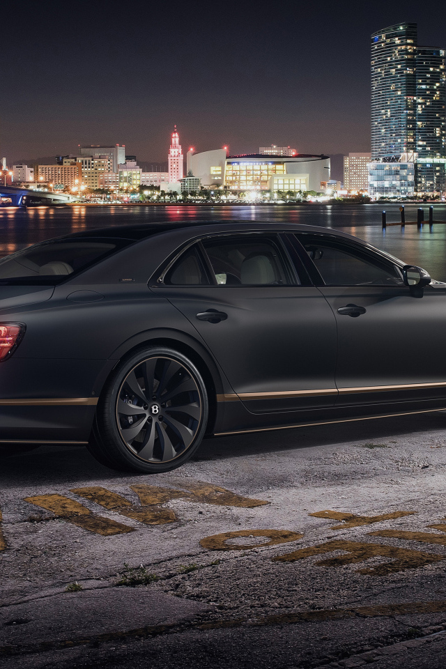 Автомобиль Bentley Flying Spur Hybrid The Surgeon 2022 на фоне города