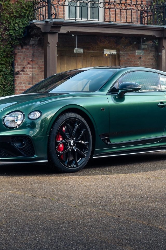Зеленый автомобиль Bentley Continental GT