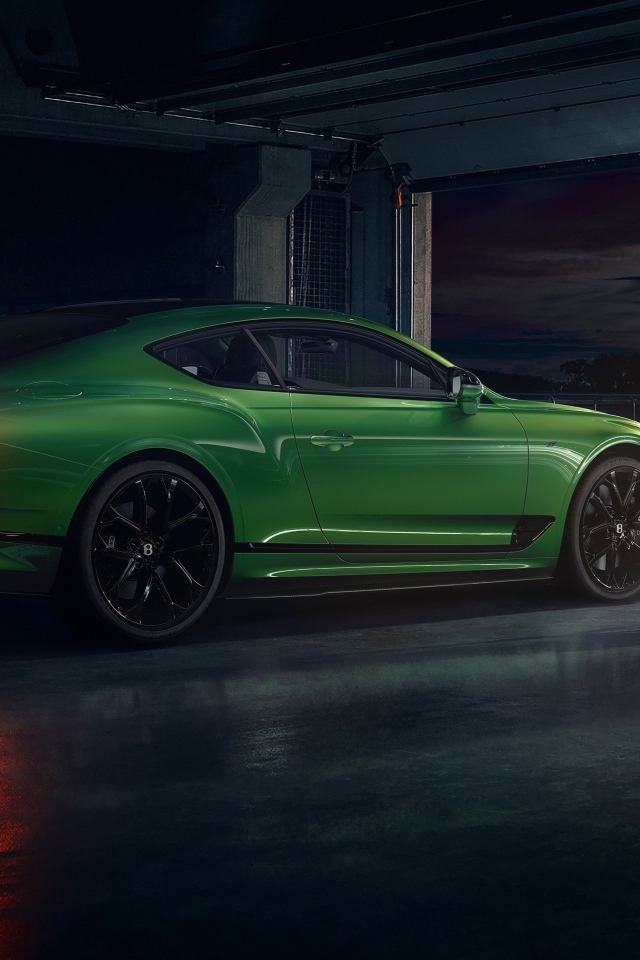 Зеленый автомобиль Bentley Continental GT S на заправке