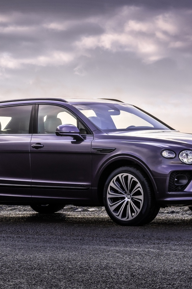 Внедорожник Bentley Bentayga EWB на фоне неба