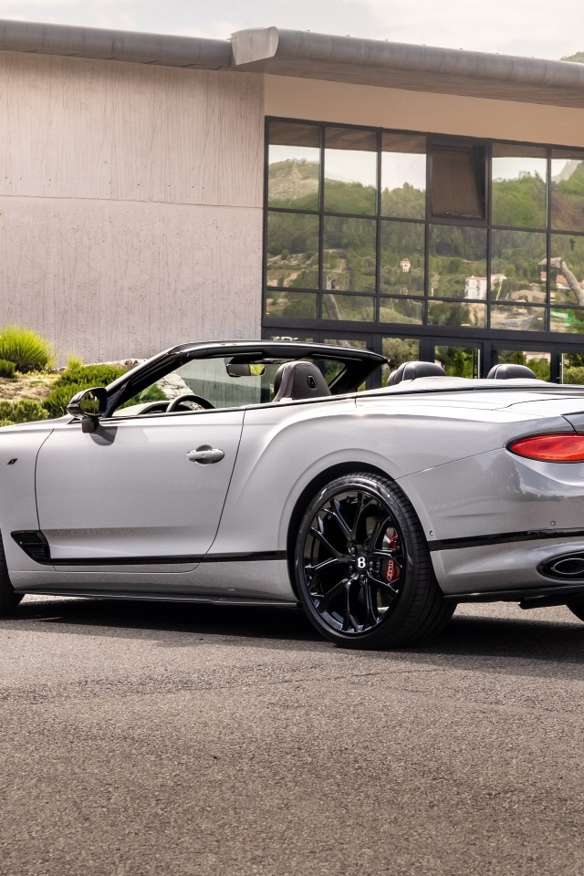 Серебристый кабриолет  Bentley Continental GT S