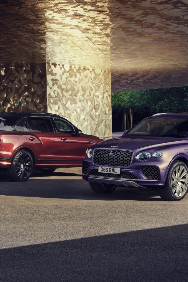 Два стильных автомобиля Bentley Bentayga EWB Mulliner 2024 года