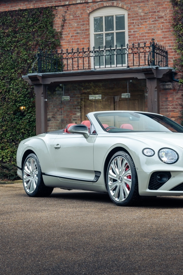 Белый кабриолет Bentley Continental GT Mulliner