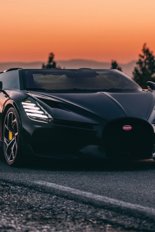 Черный автомобиль Bugatti Mistral