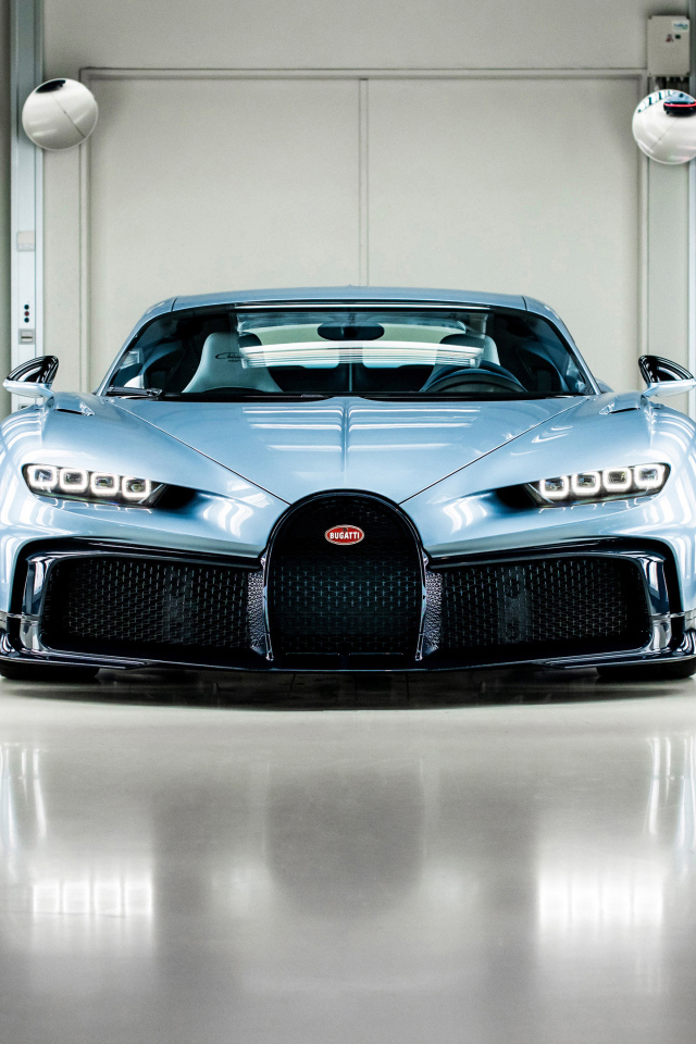 Спорткар Bugatti Chiron в гараже вид спереди