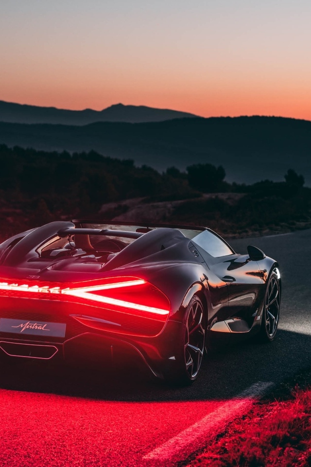 Включенные фары автомобиля Bugatti Mistral