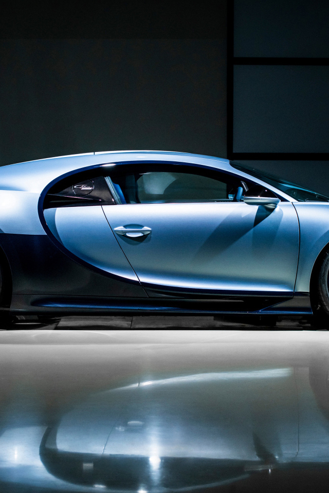 Быстрый автомобиль Bugatti Chiron вид сбоку