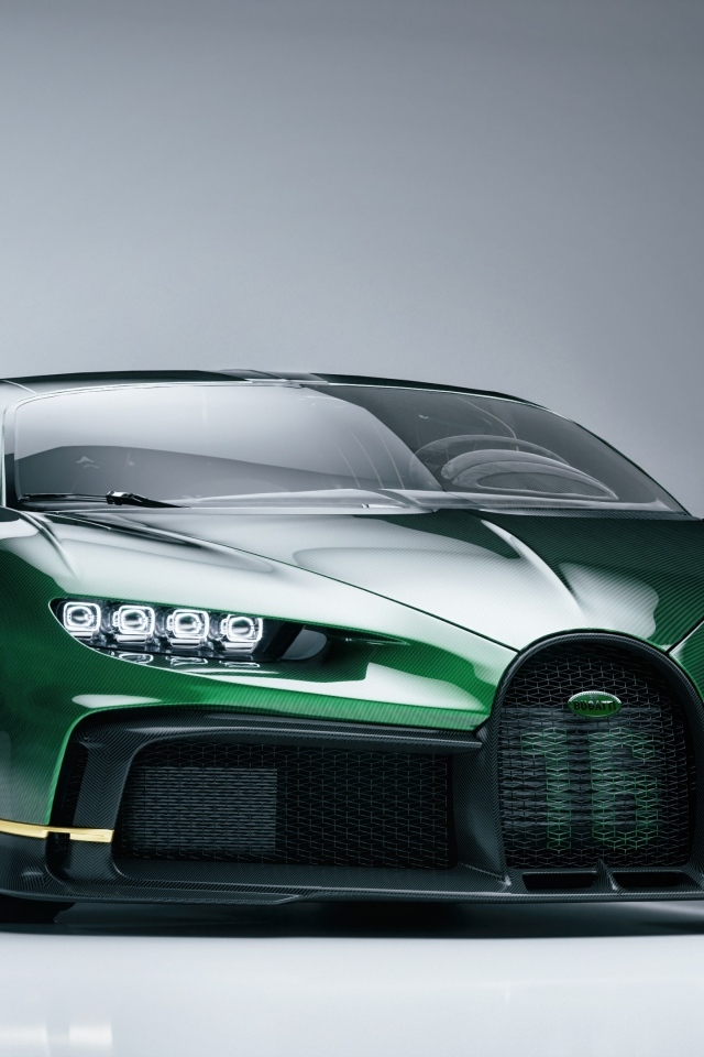 Зеленый автомобиль Bugatti Chiron на сером фоне