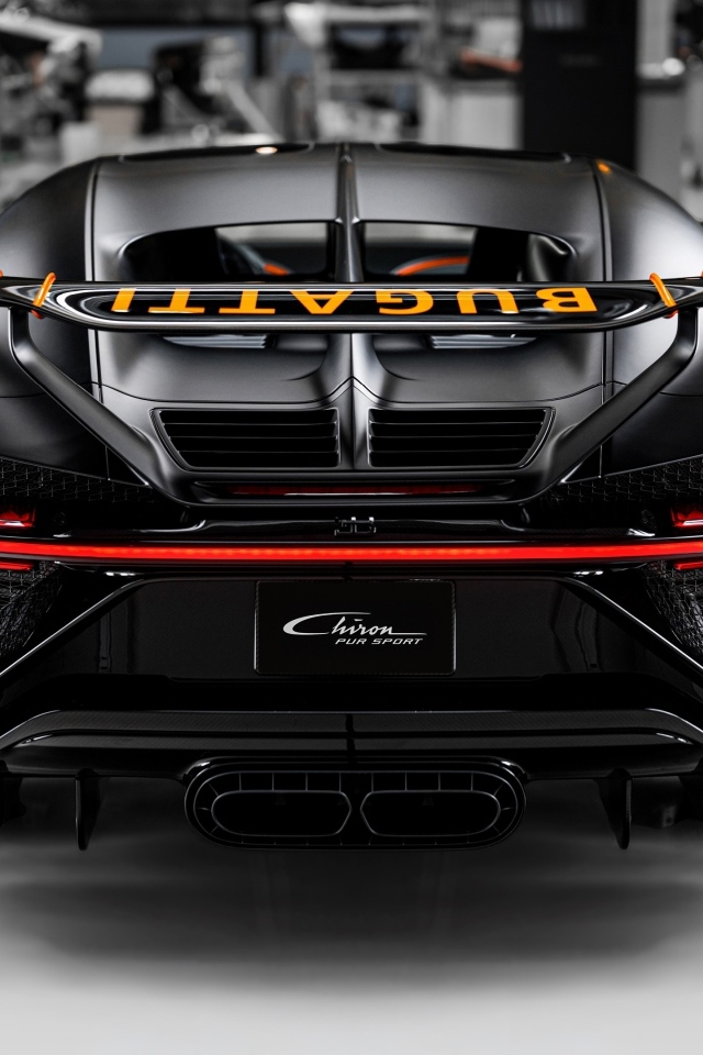 Вид сзади на черный спортивный автомобиль Bugatti Chiron Pur Sport