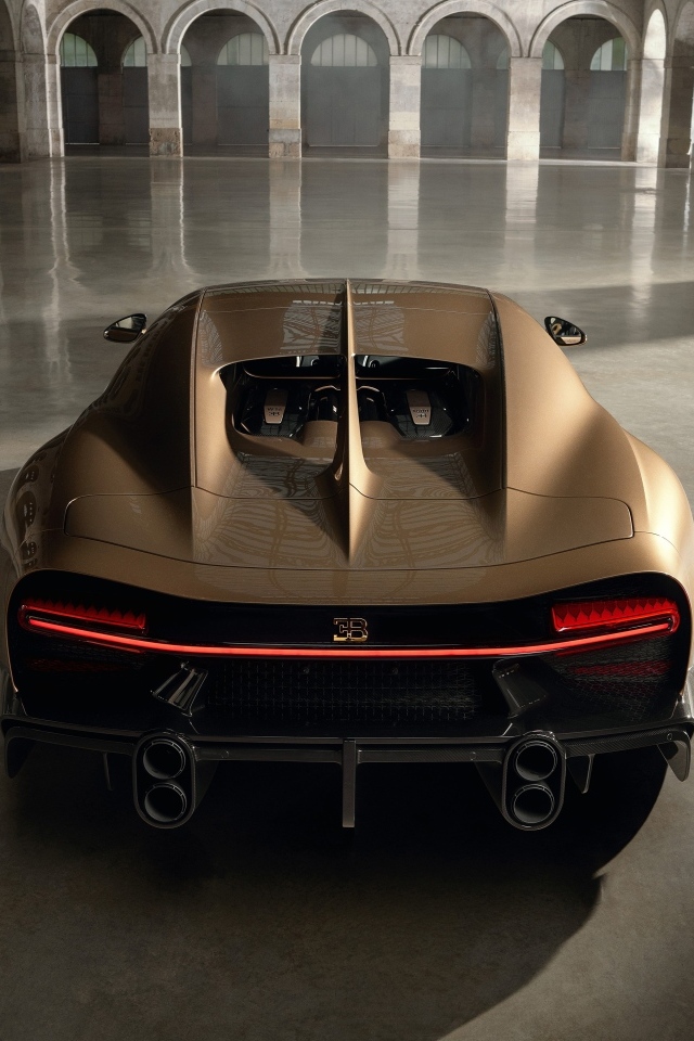 Вид сзади на быстрый автомобиль Bugatti Chiron