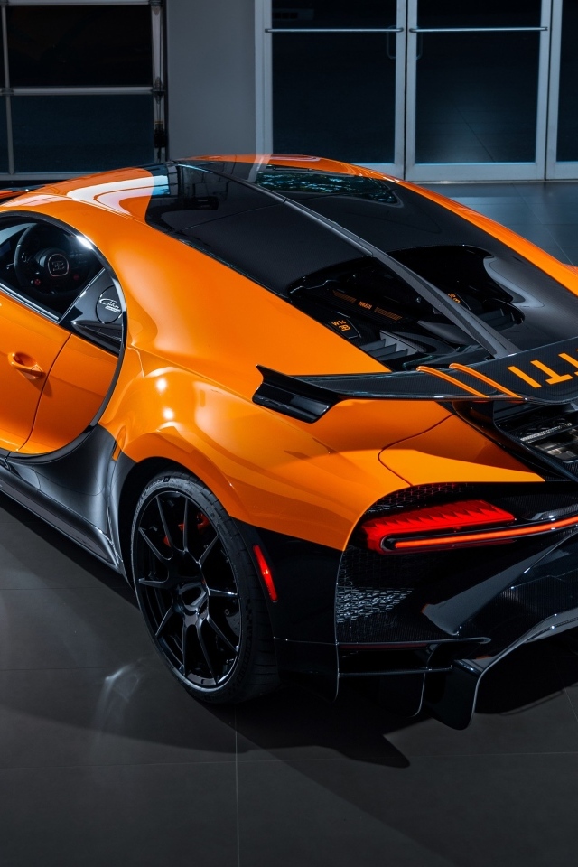 Вид сзади на спортивный автомобиль Bugatti Chiron