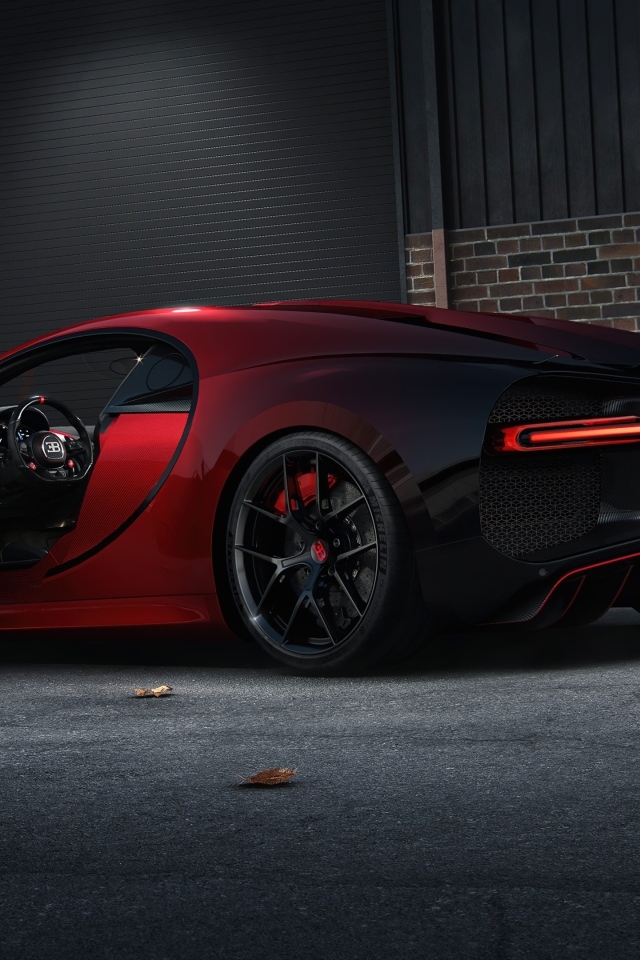 Красный дорогой автомобиль Bugatti Chiron вид сзади