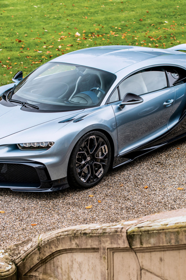 Серебристый Bugatti Chiron Profilée