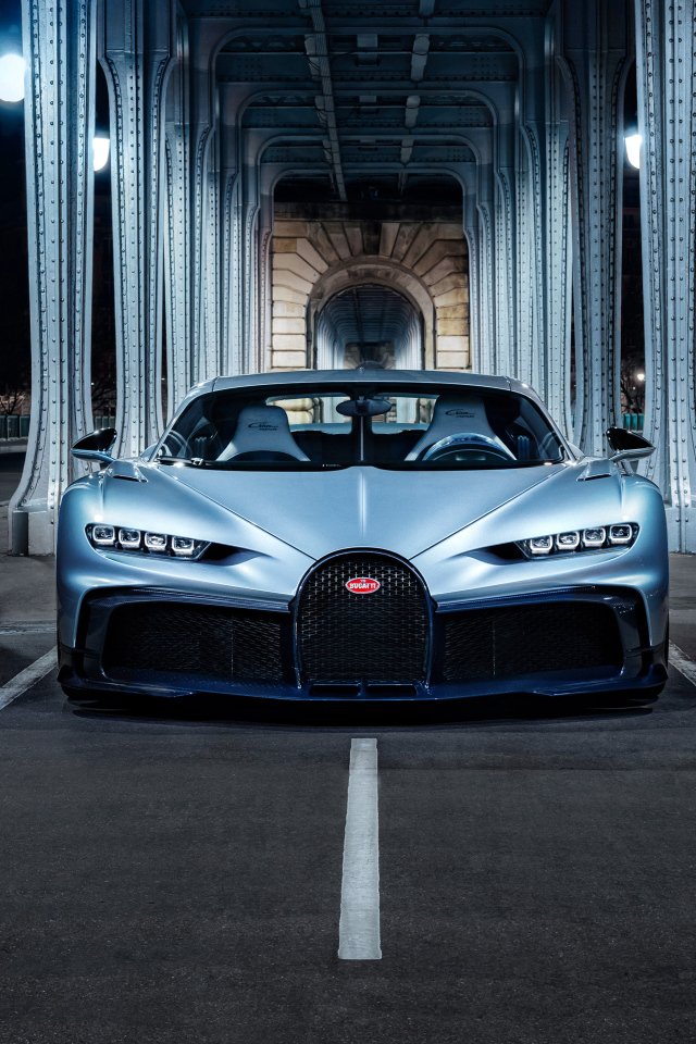 Серебристый Bugatti Chiron Profilée на мосту