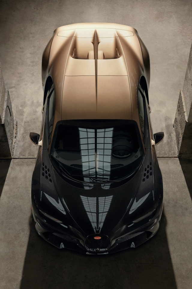 Вид сверху на быстрый автомобиль Bugatti Chiron