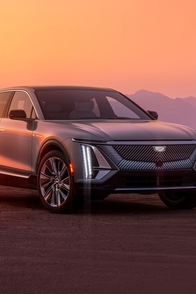 Автомобиль Cadillac Lyriq, 2023 года на фоне заката