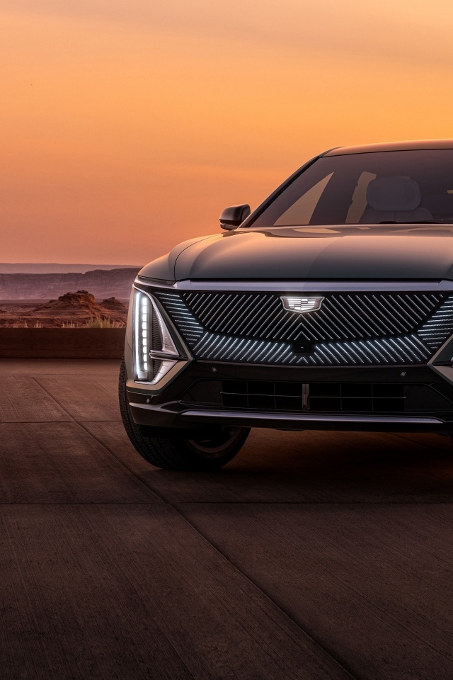 Автомобиль Cadillac Lyriq  2023 года на фоне заката