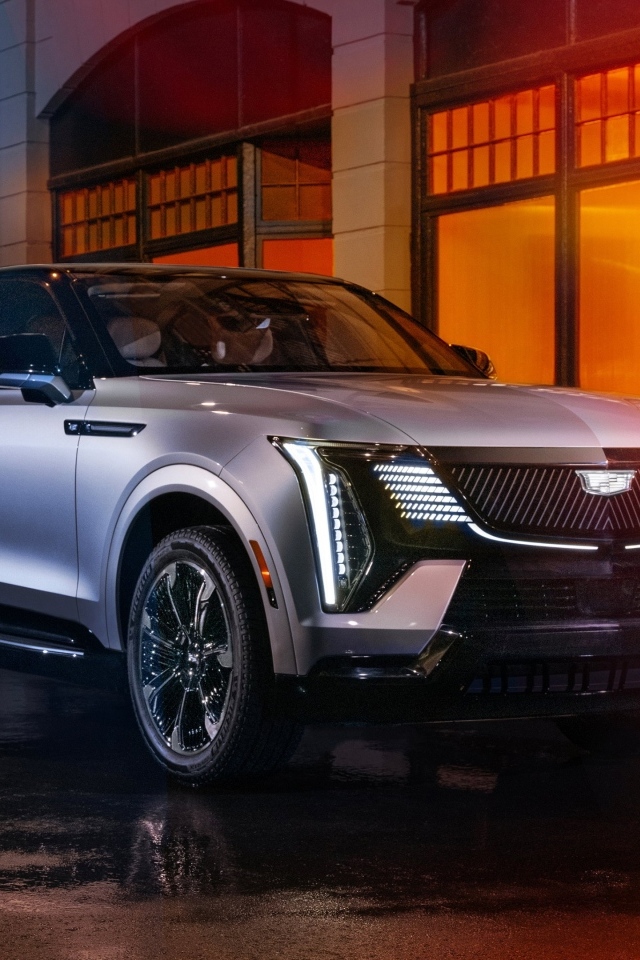Внедорожник Cadillac Escalade IQ Sport 2025 года у дома