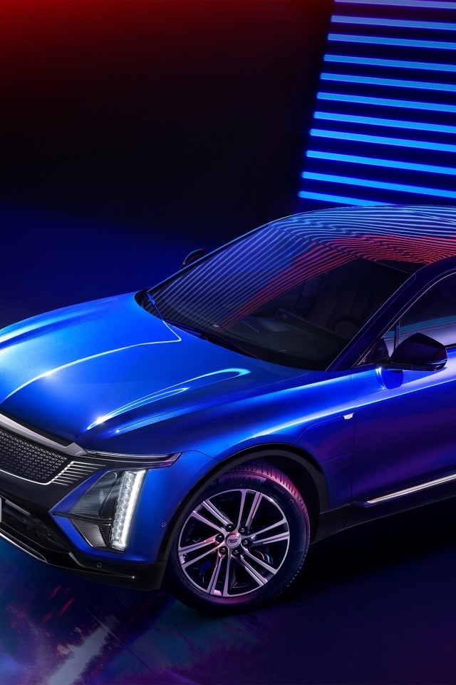 Синий автомобиль Cadillac Lyriq Sport