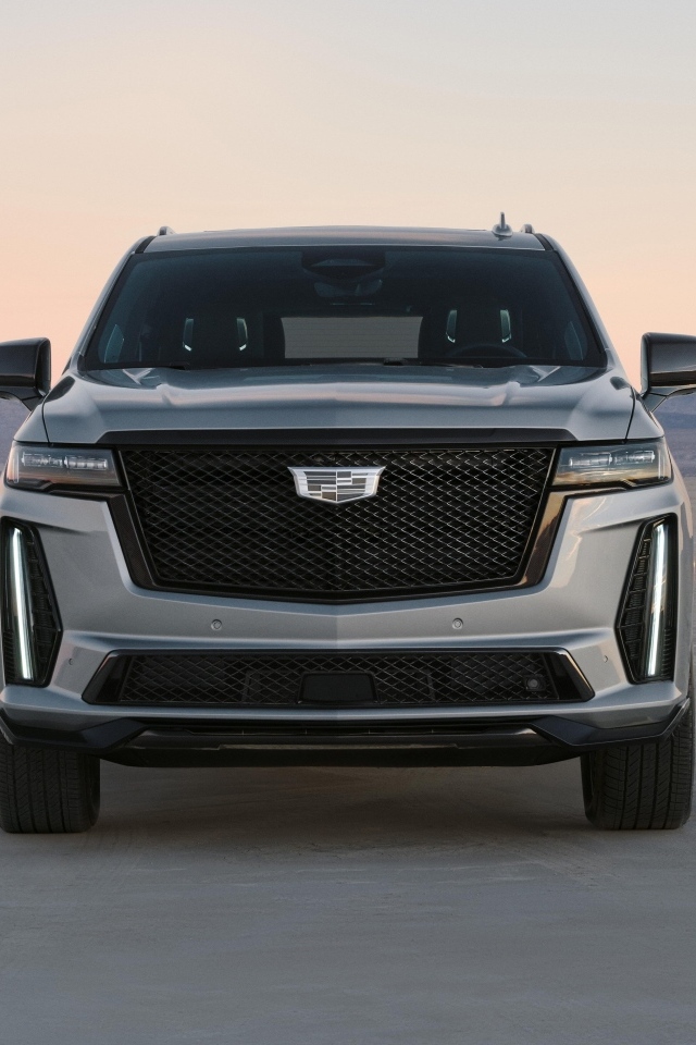 Серебристый внедорожник Cadillac Escalade-V 2023 года вид спереди