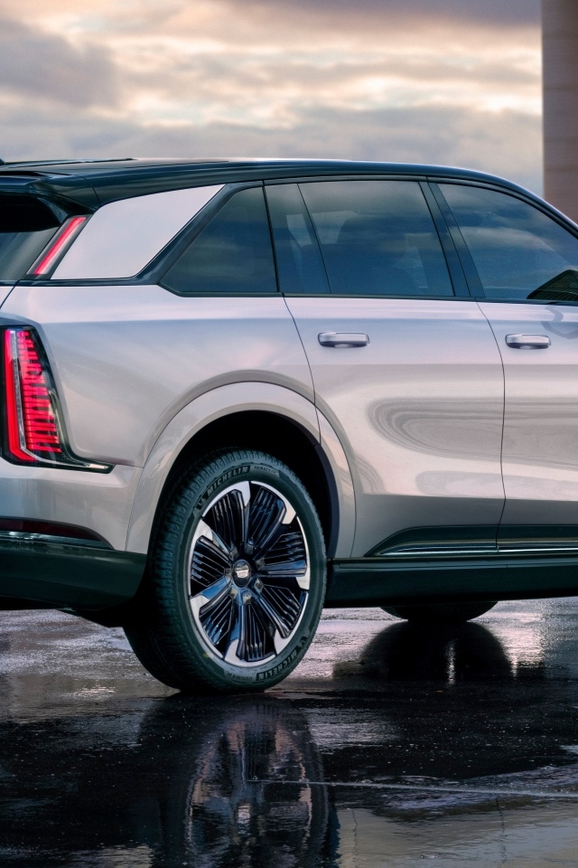 Стильный дорогой автомобиль Cadillac Escalade IQ Sport 2025 года