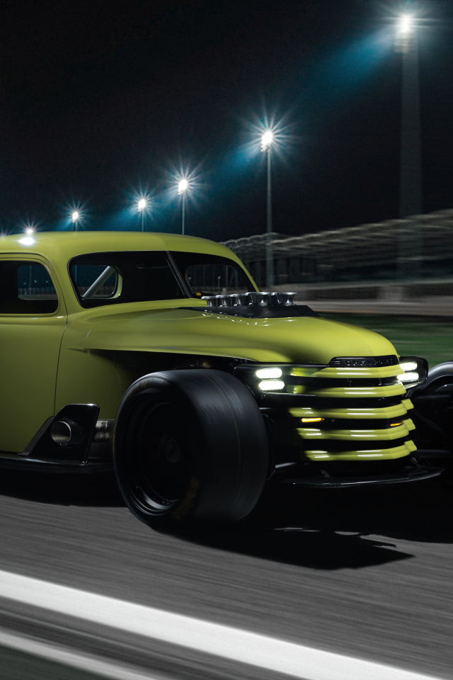 Автомобиль Chevrolet Super Truck 1948 года на трассе