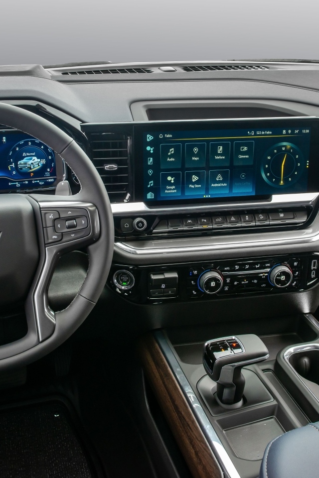 Салон автомобиля Chevrolet Silverado 2023 года