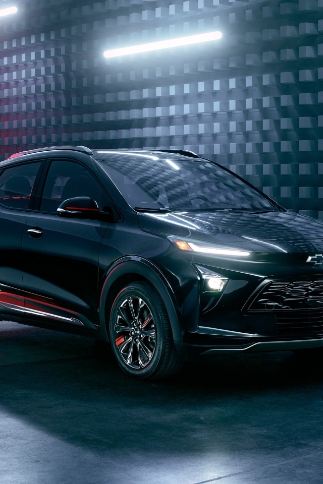 Электрокар Chevrolet Bolt на заправке