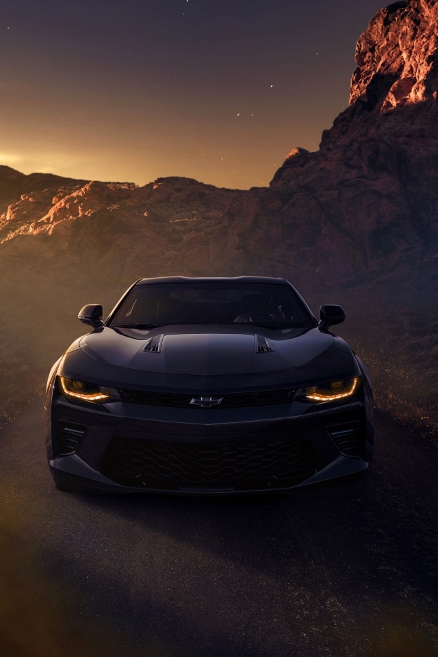 Автомобиль Chevrolet Camaro SS в горах