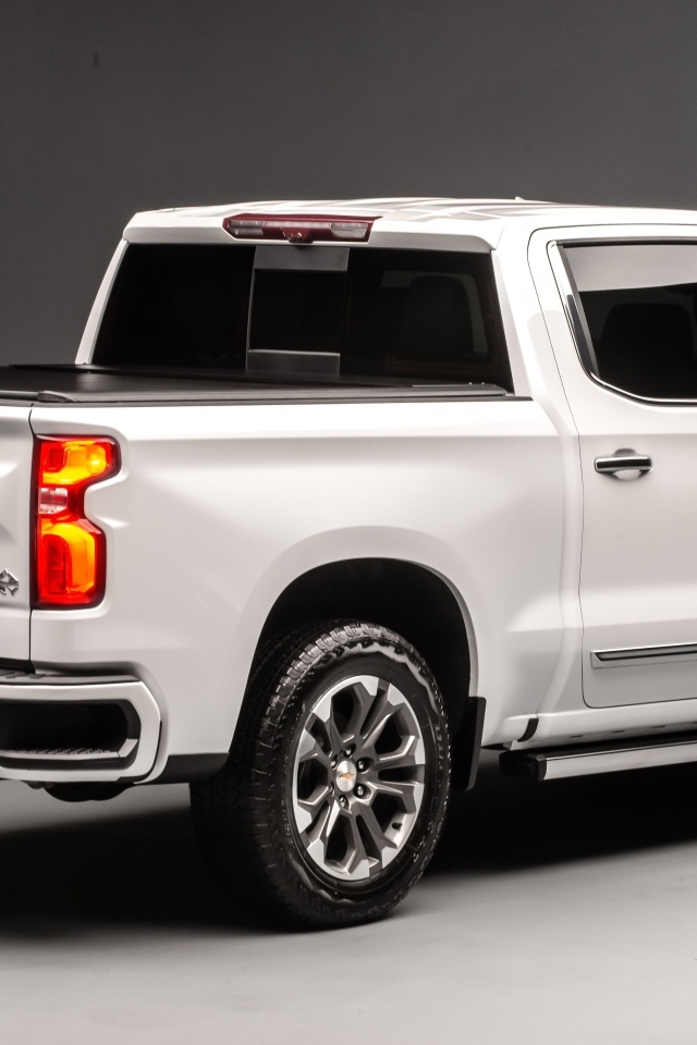 Автомобиль Chevrolet Silverado вид сзади на сером фоне