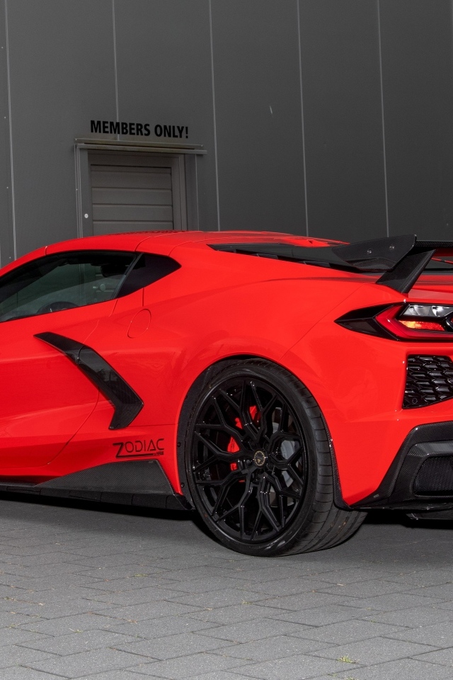 Вид сзади на красный автомобиль Chevrolet Corvette Zodiac 2023 года