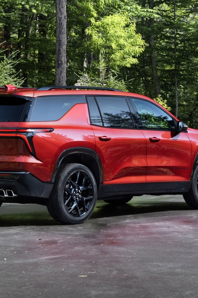 Вид сзади на красный внедорожник Chevrolet Traverse RS 2024 года