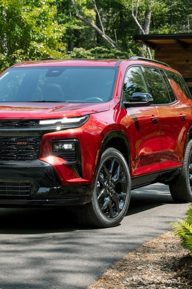 Красный внедорожник Chevrolet Traverse RS 2024 года