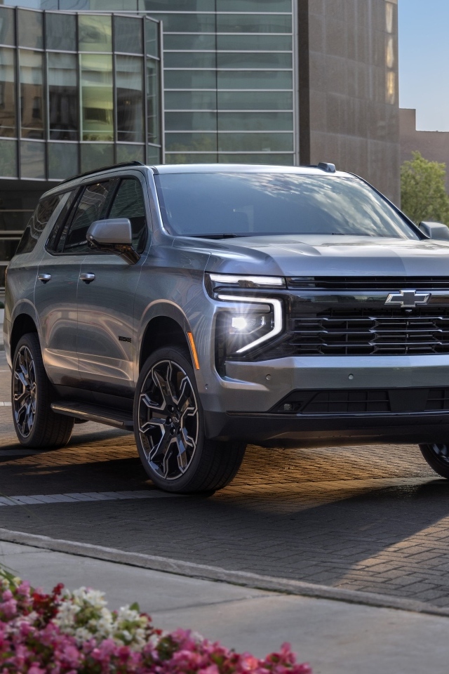 Серебристый внедорожник Chevrolet Tahoe RST 2025  года