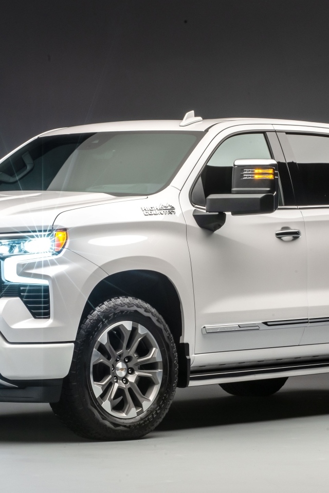 Белый дорогой пикап Chevrolet Silverado 2023 года на сером фоне