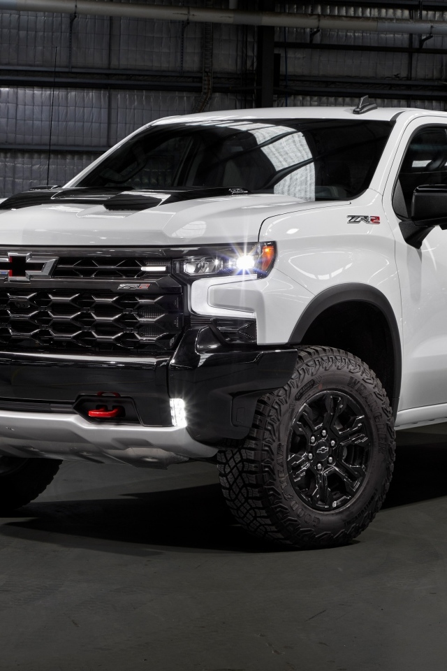 Белый пикап Chevrolet Silverado ZR2 в гараже