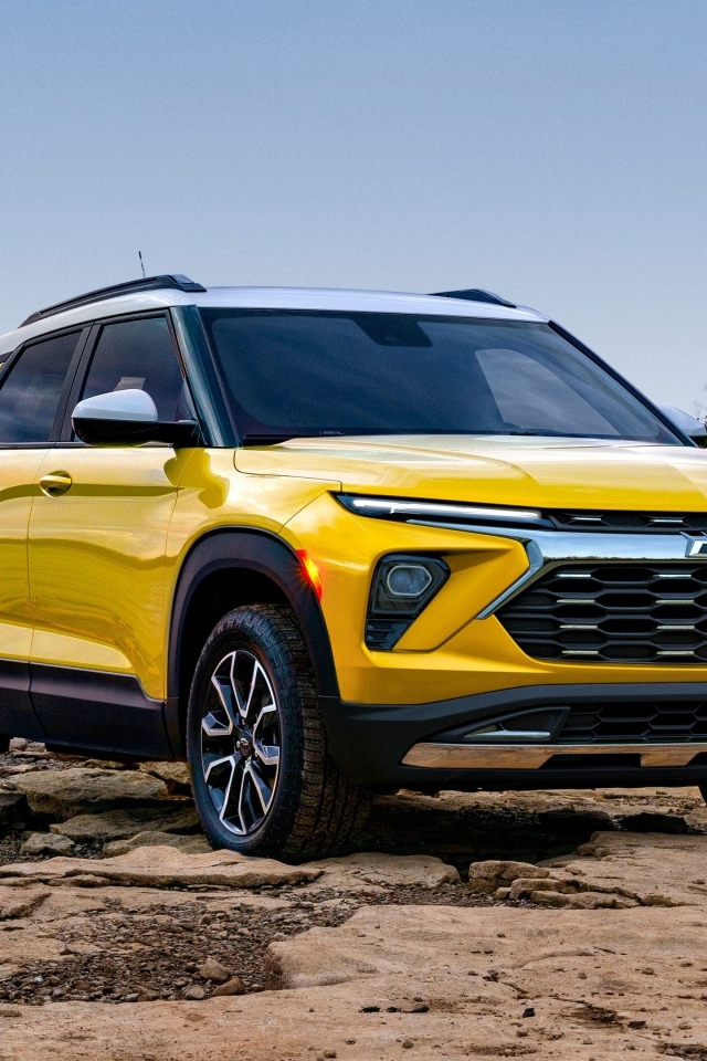 Желтый автомобиль Chevrolet TrailBlazer Activ 2024