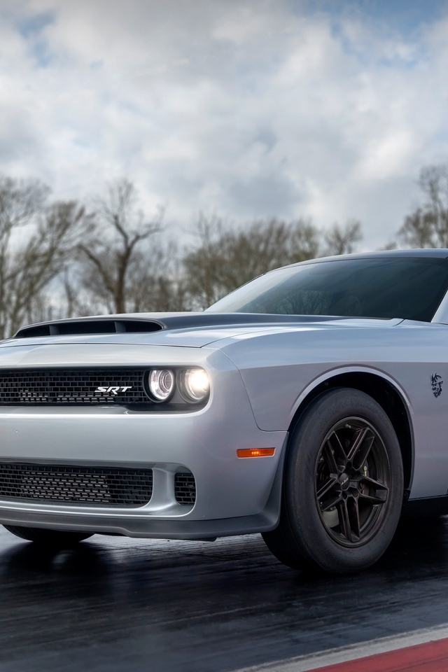 Быстрый автомобиль Dodge Challenger SRT Demon 2023 года